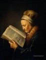 Vieille femme lisant un âge d’or lectionnaire Gerrit Dou